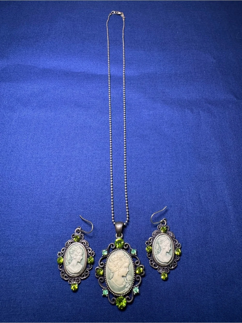 Vintage-Inspired Green Cameo Pendant Necklace & Earrings Set